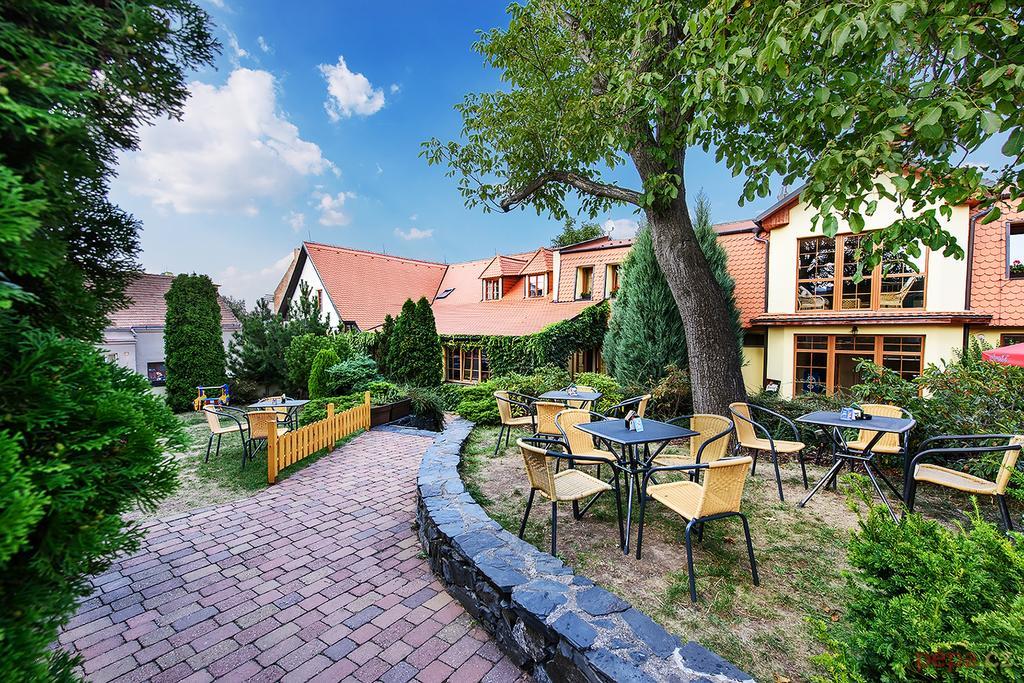 Restaurace A Penzion U Palecku Skutec Luaran gambar